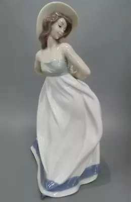 Buy Lladro Nao Porcelain Lady  Figurine - 'Making The Bow' 32½cm • 9.99£