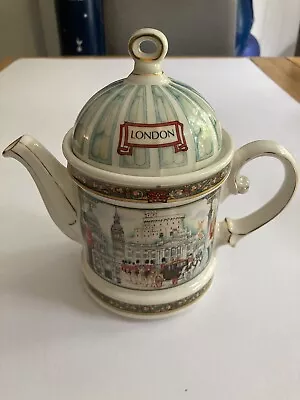 Buy James Sadler & Sons, Staffordshire - London Heritage Teapot #4661 – Horse Guards • 28£