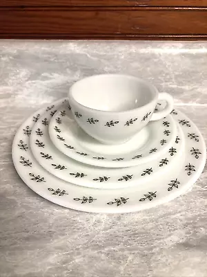 Buy Pyrex Tableware By Corning Green Leaf 4 Piece Place Setting • 18.63£