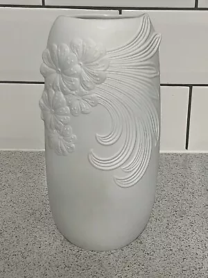 Buy KAISER 22cm HIGH WHITE PORCELAIN VASE 739/2 By M FREY GERMANY • 19.99£