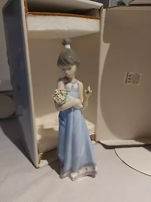 Buy Lladro Figurine 05604  Spring Token  Young Girl With Spring Flowers • 40£