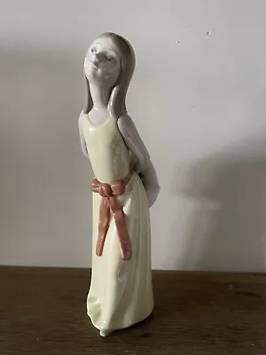 Buy Lladro Figurine - Girl In Yellow Dress With Hat • 9.50£