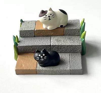 Buy Japanese Style Resin Black And White Cats On Door Steps Ornament樓梯上的貓貓 • 13.90£