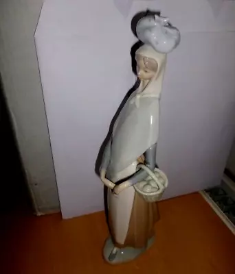 Buy LLADRO HAND MADE IN SPAIN FIGURE OF A LADY CARRYING BAG ON HEAD :  35cms TALL • 18£