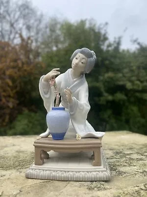 Buy Lladro Figurine ‘ Geisha Arranging Flowers’ #4840, 19cm Tall • 95£
