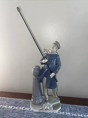 Buy Lladro Figurine LAMPLIGHTER VICTORIAN ERA MAN W/TORCH #5205 • 37.28£