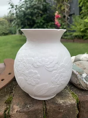 Buy Kaiser Bisque Porcelain Round Vase • 0.99£