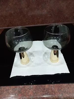 https://www.pips-trip.co.uk/img/YxcAAOSwWyNlPoh3/2-x-gold-chunky-stem-wine-glasses-smoked-grey-bowls.webp