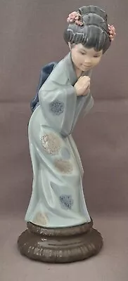 Buy A TALL LLADRO GEISHA SAYONARA GIRL #4989 C1971-1974  ( Retired Figure ) • 30£