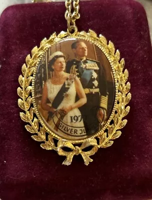 Buy The Queens Silver Jubilee Porcelain Pendant Necklace - 1977  Elizabeth & Philip. • 5£