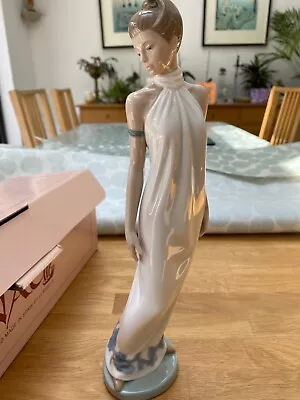 Buy Nao By Lladro Figurine - Elegance 1205 | Elegant Lady • 73.12£