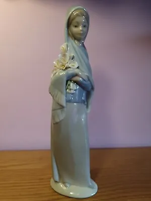 Buy Lladro Figurine Girl Holding Calla Lilies 23 Cms.  • 6£