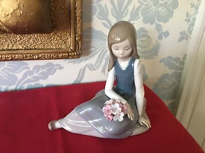 Buy Lladro 5071 Nostalgia Girl Sitting With Flowers Figurine • 30£